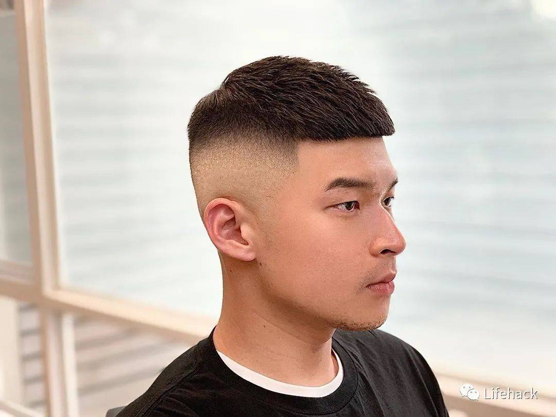 潮流变迁下的男生发型演变，探究其在现代社会的地位与影响
