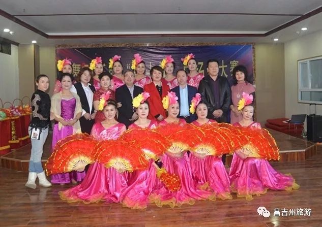 娜娜广场舞新作，舞动风采，展现社区活力