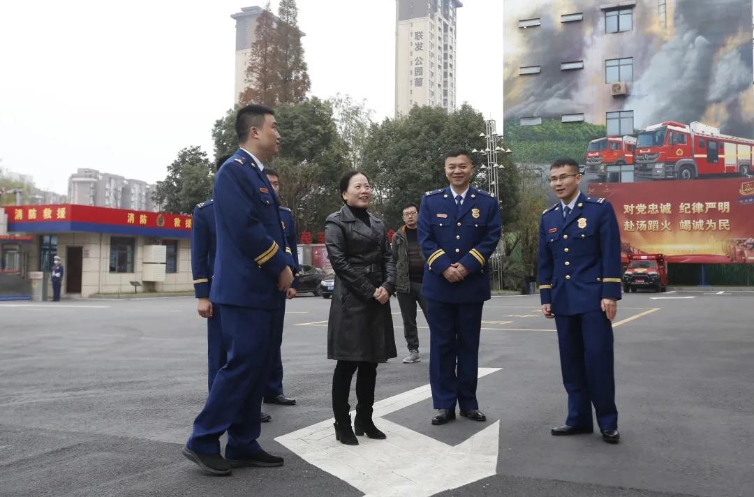 南红演员小玲的彩色日常，友情、舞台与爱的演绎